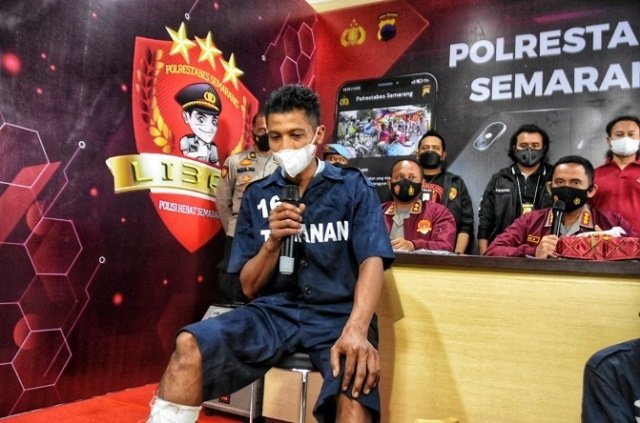 Motif Suami di Semarang, Tusuk Istri 14 Kali hingga Tewas: Tersulut Emosi Diminta Cari Kerja 25 GELAR PERKARA: Pelaku pembunuhan istri, Kanipah alias Andre saat rilis kasus di Polrestabes Semarang, Senin (17/1). (Dinda Rahmasari/Lingkarjateng.id)