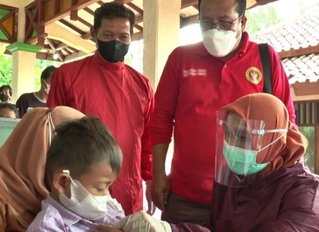 VAKSINASI: BINDA Jateng melaksanakan vaksinasi anak di Obyek Wisata Curug Sewu Patean. (Unggul Priambodo/Lingkarjateng.id)