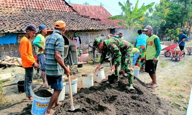GOTONG ROYONG: TNI bersama warga membangun jalan di Desa Asemrudung, Kecamatan Geyer, Kabupaten Grobogan, Minggu (30/1).