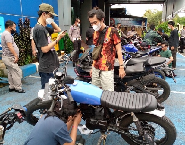 RAZIA: Para pengguna knalpot brong yang terjaring razia Satlantas Polrestabes Semarang, Jumat (14/1). (Dok. Polrestabes Semarang/Lingkarjateng.id)