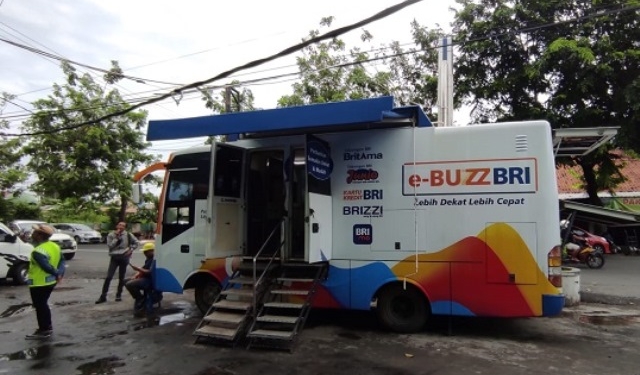 PELAYANAN: e-Buzz BRI saat sedang buka di Blok D1 Pasar Kliwon Kudus, beberapa waktu lalu. (Nisa Hafizhotus Syarifa/Lingkarjateng.id)