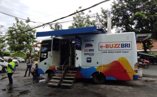 PELAYANAN: e-Buzz BRI saat sedang buka di Blok D1 Pasar Kliwon Kudus, beberapa waktu lalu. (Nisa Hafizhotus Syarifa/Lingkarjateng.id)