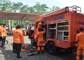 SIMULASI: Merespons Alarm BMKG yang kembali menyala, Senin (17/1) lalu, BASARNAS Kota Semarang lakukan simulasi untuk penanganan. (Adhik Kurniawan/Lingkarjateng.id)