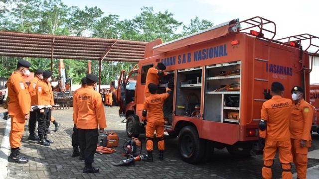 SIMULASI: Merespons Alarm BMKG yang kembali menyala, Senin (17/1) lalu, BASARNAS Kota Semarang lakukan simulasi untuk penanganan. (Adhik Kurniawan/Lingkarjateng.id)