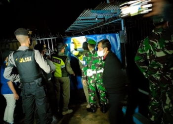 MENERTIBKAN: Petugas dari Satuan Polisi Pamong Praja Demak saat menyegel tempat karaoke di Kabupaten Demak, Rabu (19/1). (Istimewa/Lingkarjateng.id)