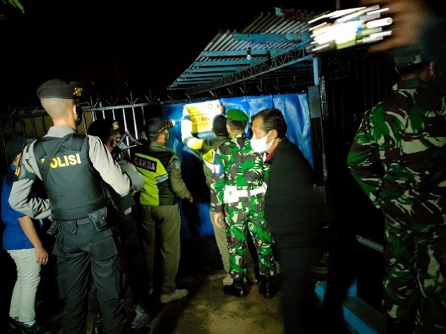 Langgar Perda, 9 Tempat Karaoke di Demak Disegel Satpol PP 25 MENERTIBKAN: Petugas dari Satuan Polisi Pamong Praja Demak saat menyegel tempat karaoke di Kabupaten Demak, Rabu (19/1). (Istimewa/Lingkarjateng.id)