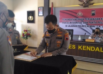 MENANDATANGANI: Kapolres Kendal, AKBP Yuniar Ariefianto menandatangani perjanjian kinerja dan pakta integritas serta pakta pelayanan tahun anggaran 2022 di Aula Mapolres Kendal, Jumat (21/1). (Unggul Priambodo/Lingkarjateng.id)