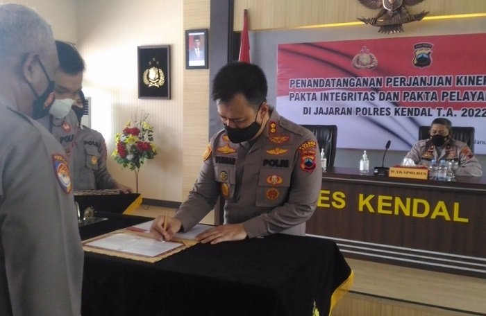 Kapolres Kendal Minta Pelayanan Harus Bersih dari Pungli 25 MENANDATANGANI: Kapolres Kendal, AKBP Yuniar Ariefianto menandatangani perjanjian kinerja dan pakta integritas serta pakta pelayanan tahun anggaran 2022 di Aula Mapolres Kendal, Jumat (21/1). (Unggul Priambodo/Lingkarjateng.id)
