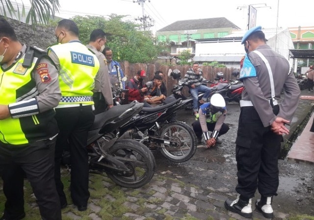 RAZIA: Sejumlah kendaraan brong di Jawa Tengah yang terjaring jajaran Polda Jateng yang dimotori Direktorat Lalu Lintas, Rabu (12/1). (Adhik Kurniawan/Lingkarjateng.id)