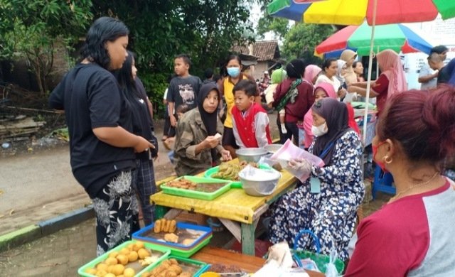 LARIS: Jajanan tempo dulu di Wisata Embung Bumiayu, Kecamatan Weleri, Kendal diserbu pengunjung, Minggu (16/1). (Unggul Priambodo/Lingkarjateng.id)