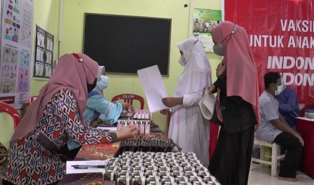 VAKSINASI: Badan Intelejen Negara Daerah (Binda) Jawa Tengah menggelar vaksinasi anak di SD Muhammadiyah Purin Patebon, Kamis (27/1). (Unggul Priambodo/Lingkarjateng.id)