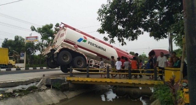 NYUNGSEP: Truk Tangki BBM tercebur ke sungai, di Jalur Pantura Kendal, Desa Karangsuno, Kecamatan Cepiring, Kendal. (Unggul Priambodo/Lingkarjateng.id)