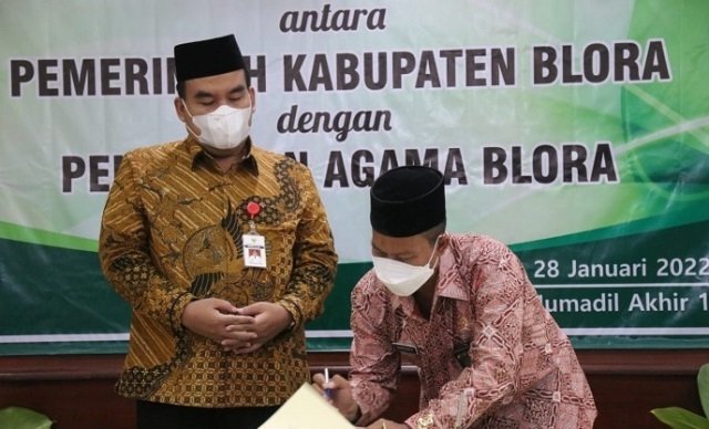 SIMBOLIS: Bupati Blora, Arief Rohman dan Ketua Pengadilan Agama Kelas I.B Blora, H. Supriyanto menandatangani nota kesepakatan di Kantor Pengadilan Agama Blora, Jumat (28/1). (Istimewa/Lingkarjateng.id)