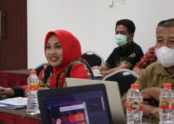 MENYAMPAIKAN: Wakil Bupati Blora Tri Yuli Setyowati, pada presentasi proposal lomba tersebut di Aula Lantai 2 Gedung D UTC Semarang, Selasa (18/1). (Istimewa/Lingkarjateng.id)