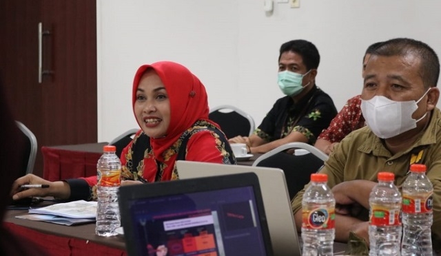 MENYAMPAIKAN: Wakil Bupati Blora Tri Yuli Setyowati, pada presentasi proposal lomba tersebut di Aula Lantai 2 Gedung D UTC Semarang, Selasa (18/1). (Istimewa/Lingkarjateng.id)