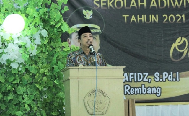 MENJELASKAN: Bupati Rembang Abdul Hafidz ingin menambah jam PTM atas status level 1 dalam PPKM, Rabu (26/1).