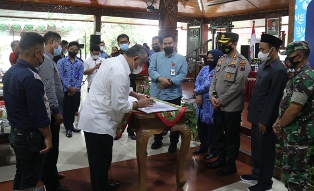SIMBOLIS: Penandatanganan Perjanjian Kerjasama (PKS) dan pakta integritas antara Perguruan Tinggi (PT) dengan Tim Penjaringan dan Penyaringan Perangkat Desa, Selasa (18/1). (Dok. Humas Blora/Lingkarjateng.id)