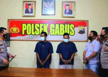 GELAR PERKARA: Dua tersangka kasus penebangan liar saat dibekuk di Mapolsek Gabus, Minggu (23/1). (Muhamad Ansori/Lingkarjateng.id)