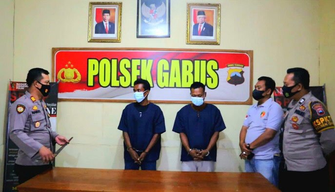 Polres Grobogan Bekuk Pelaku Illegal Logging 25 GELAR PERKARA: Dua tersangka kasus penebangan liar saat dibekuk di Mapolsek Gabus, Minggu (23/1). (Muhamad Ansori/Lingkarjateng.id)