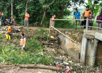 KERJA BAKTI: Petugas Badan Penanggulangan Bencana Daerah (BPBD) Kabupaten Rembang membersihkan sampah bambu di Desa Sidorejo, Kecamatan Sedan. (R. Teguh Wibowo/Lingkarjateng.id)