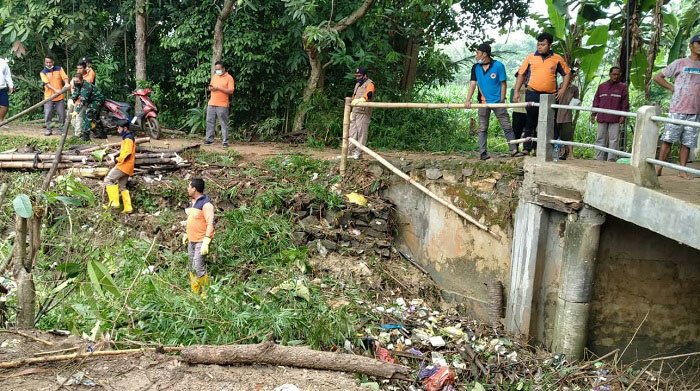 Cegah Banjir, BPBD Rembang Bersihkan Sampah Bambu 25 KERJA BAKTI: Petugas Badan Penanggulangan Bencana Daerah (BPBD) Kabupaten Rembang membersihkan sampah bambu di Desa Sidorejo, Kecamatan Sedan. (R. Teguh Wibowo/Lingkarjateng.id)