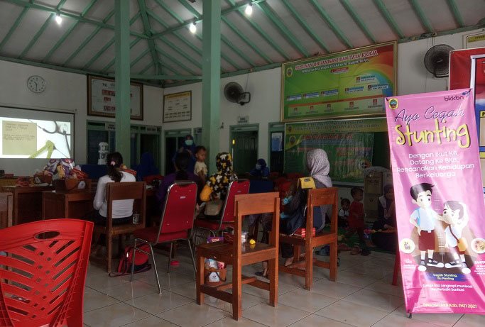 MENGEDUKASI: Dewan Pengurus Cabang Persatuan Ahli Gizi Indonesia (DPC PERSAGI) Pati menggelar acara cegah stunting dan obesitas di Kantor Balai Desa Winong, Kecamatan Pati, Selasa (25/1). (Ika Tamara Dewi/Lingkarjateng.id)