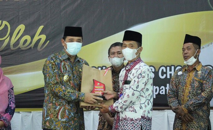 SIMBOLIS: Bupati Rembang H.Abdul Hafidz menyerahkan piagam kepada sekolah-sekolah yang mendapatkan penghargaan Adiwiyata tahun 2021, di SMPN 1 Kragan, Rabu (26/1). (R. Teguh Wibowo/Lingkarjateng.id)