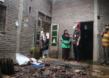 MENINJAU: Bupati Jepara Dian Kristiandi meninjau lokasi rumah yang terkena angin puting beliung di Desa Srikandang, Kecamatan Bangsri. (Dok. Diskominfo Jepara/Lingkarjateng.id)