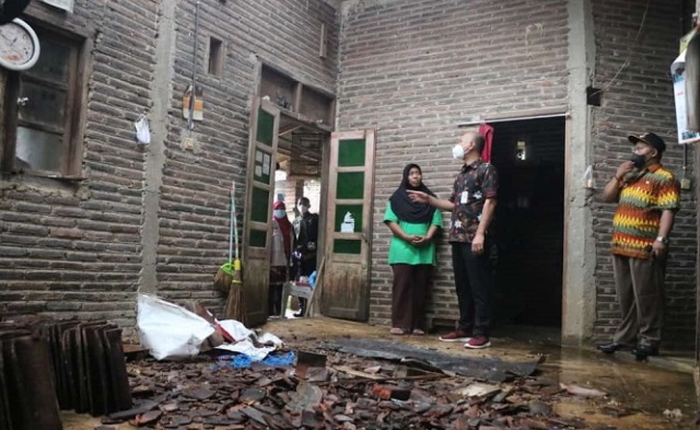 MENINJAU: Bupati Jepara Dian Kristiandi meninjau lokasi rumah yang terkena angin puting beliung di Desa Srikandang, Kecamatan Bangsri. (Dok. Diskominfo Jepara/Lingkarjateng.id)