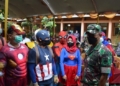 MENGHIBUR: Petugas vaksinasi memakai kostum superhero untuk menghibur anak-anak saat vaksinasi, Kamis (27/1). (Muslichul Basid/Lingkarjateng.id)