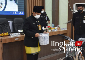 HADIAH: Rapat Anggota Tahunan Koperasi Pegawai Republik Indonesia Marsudi Ajining (KPRI MAS) Demak juga diisi dengan pembagiaan doorpize bagi peserta yang mengikuti offline maupun online. (Dok. Humas/Lingkarjateng.id)