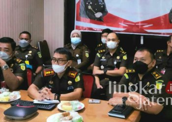 KOORDINASI: Kepala Kejaksaan Negeri Grobogan, Iqbal didampingi Kasi Intel Frengki Wibowo saat membentuk tim pemberantasan mafia tanah, di Kantor Kejari Grobogan, Selasa (25/1). (Muhamad Ansori/Lingkarjateng.id)