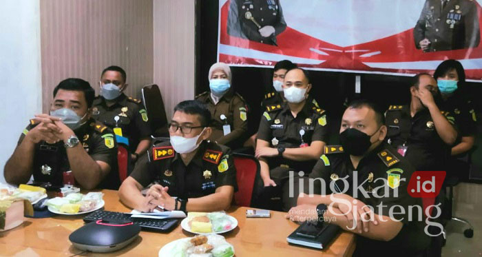 Kejari Grobogan Bentuk Tim Pemberantasan Mafia Tanah 25 KOORDINASI: Kepala Kejaksaan Negeri Grobogan, Iqbal didampingi Kasi Intel Frengki Wibowo saat membentuk tim pemberantasan mafia tanah, di Kantor Kejari Grobogan, Selasa (25/1). (Muhamad Ansori/Lingkarjateng.id)