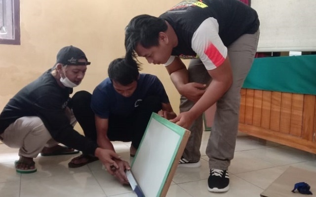 PELATIHAN: Karang Taruna Desa Gedebeg tampak antusias mengikuti pelatihan sablon di Balai Desa setempat, Minggu (16/1). (Lilik Yuliantoro/Lingkarjateng.id)
