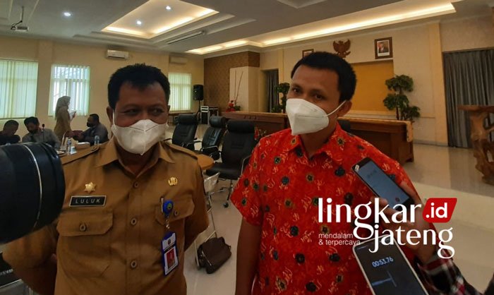 WAWANCARA: Pelaksana Tugas Kepala Dinas Perdagangan Koperasi dan Usaha Kecil Menengah (Dindagkop dan UKM) Blora, Luluk Kusuma Agung Ariadi ditemani Pendamping Mitra Dindagkop UKM, Joko Yulianto. (Lilik Yuliantoro/Lingkarjateng.id)