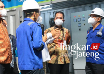 CONTROLLING: Bupati Kudus HM Hartopo meninjau pilot project pengolahan minyak kelapa sawit menjadi bensin sawit (bensa) di Pura Group, Kudus. (Nisa Hafizhotus Syarifa/Lingkarjateng.id)