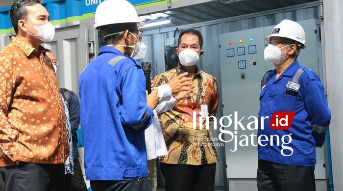 Ingin Mandiri Energi, Kudus Kembangkan Bahan Bakar Alternatif 25 CONTROLLING: Bupati Kudus HM Hartopo meninjau pilot project pengolahan minyak kelapa sawit menjadi bensin sawit (bensa) di Pura Group, Kudus. (Nisa Hafizhotus Syarifa/Lingkarjateng.id)