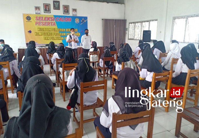 SELEKTIF: Sejumlah peserta pelatihan di BLK Kendal sedang menjalani tes seleksi. (Unggul Priambodo/Lingkarjateng.id)