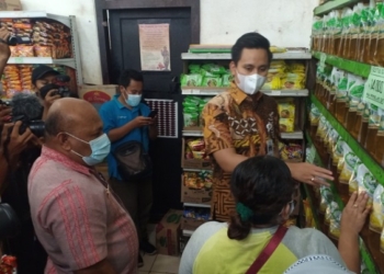 MEMANTAU: Bupati Kendal Dico Ganinduto saat blusukan, memantau harga minyak goreng di salah satu toko grosir di Kabupaten Kendal, Selasa (25/1). (Unggul Priambodo/Lingkarjateng.id)