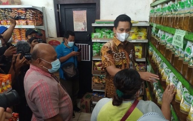 MEMANTAU: Bupati Kendal Dico Ganinduto saat blusukan, memantau harga minyak goreng di salah satu toko grosir di Kabupaten Kendal, Selasa (25/1). (Unggul Priambodo/Lingkarjateng.id)