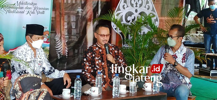 Lestarikan Seni Daerah, M. Zen Minta Seniman Pati Lebih Inovatif 25 DIALOG: Diskusi Kebudayaan Ketoprak bersama Anggota Komisi E DPRD Provinsi Jawa Tengah, M. Zen (tengah), Kepala Bidang Kebudayaan Dinas Pendidikan dan Kebudayaan Kabupaten Pati, Hardi Jadmiko (kiri) serta Pelaku Seni Ketoprak Kabupaten Pati. (Ika Tamara/Lingkarjateng.id)
