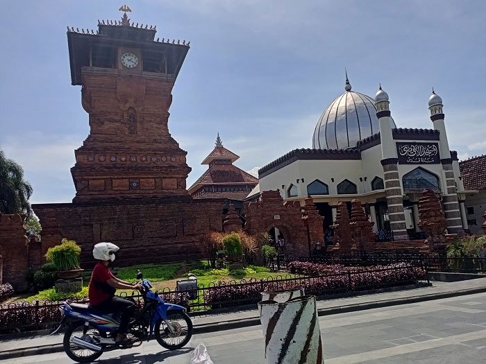 Wisata Kudus Tetap Buka, Kapasitas Pengunjung Dibatasi 25 Persen 25 WISATA RELIGI: Seorang pengendara melintas di depan masjid Menara Kudus yang tampak sepi, baru-baru ini. (Alifia Elsa Maulida/Lingkarjateng.id)