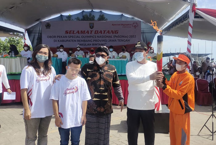 API ABADI MRAPEN: Bupati Rembang Abdul Hafidz menerima Obor PeSONas di perbatasan Jatim-Jateng, Selasa (4/1). (R. TEGUH WIBOWO/LINGKARJATENG.ID)