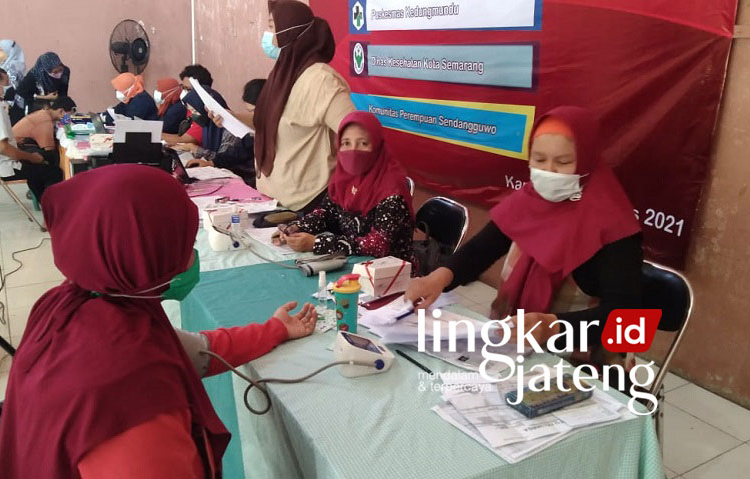 ANTUSIAS: Warga bersemangat menjalani program Posbindu Disabilitas di Kelurahan Sendangguwo, Kecamatan Tembalang. (Dinda Rahmasari/Lingkarjateng.id)