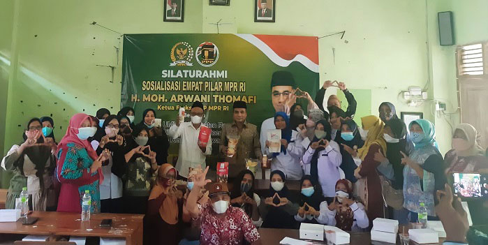 Genjot Penjualan, UMKM Rembang Lirik Acara Keagamaan 25 FOTO BERSAMA: Wakil Ketua Komisi V DPR RI, Muhammad Arwani Thomafi bersama Forum UMKM Rembang. (R. Teguh Wibowo/Lingkarjateng.id)