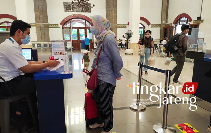 KONDUSIF: Suasana pengecekan tiket di Stasiun Tawang Semarang baru-baru ini. (Dinda Rahmasari/Lingkarjateng.id)