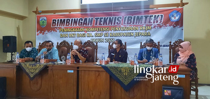 PTM Jepara Tunggu Capaian Vaksinasi Anak 100 Persen 25 BIMTEK: Bimbingan Teknis (Bimtek) Penyusunan Rencana Kerja Jangka Menengah (RKJM) dan Rencana Kerja Tahunan (RKT) bagi Kepala SMP se-Kabupaten Jepara. (Muslichul Basid/Lingkarjateng.id)