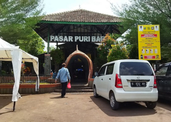 Ilustrasi: Seorang pembeli sedang masuk ke Pasar Puri Pati, baru-baru ini. (Aziz Afifi/Lingkarjateng.id)