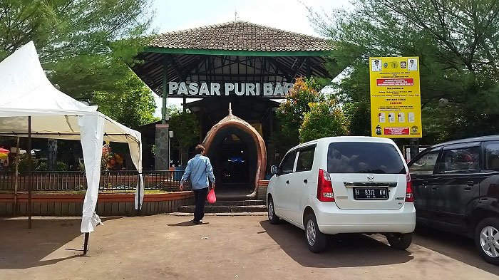 Ilustrasi: Seorang pembeli sedang masuk ke Pasar Puri Pati, baru-baru ini. (Aziz Afifi/Lingkarjateng.id)