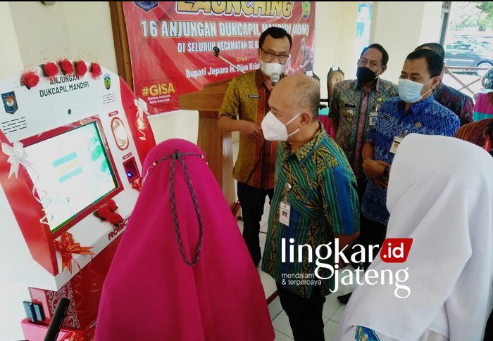 Pemkab Jepara Luncurkan Anjungan Dukcapil Mandiri 25 UJI COBA: Bupati Jepara mendampingi salah satu pelajar untuk mencetak KTP di Anjungan Dukcapil Mandiri. (Muslichul Basid/Lingkarjateng.id)